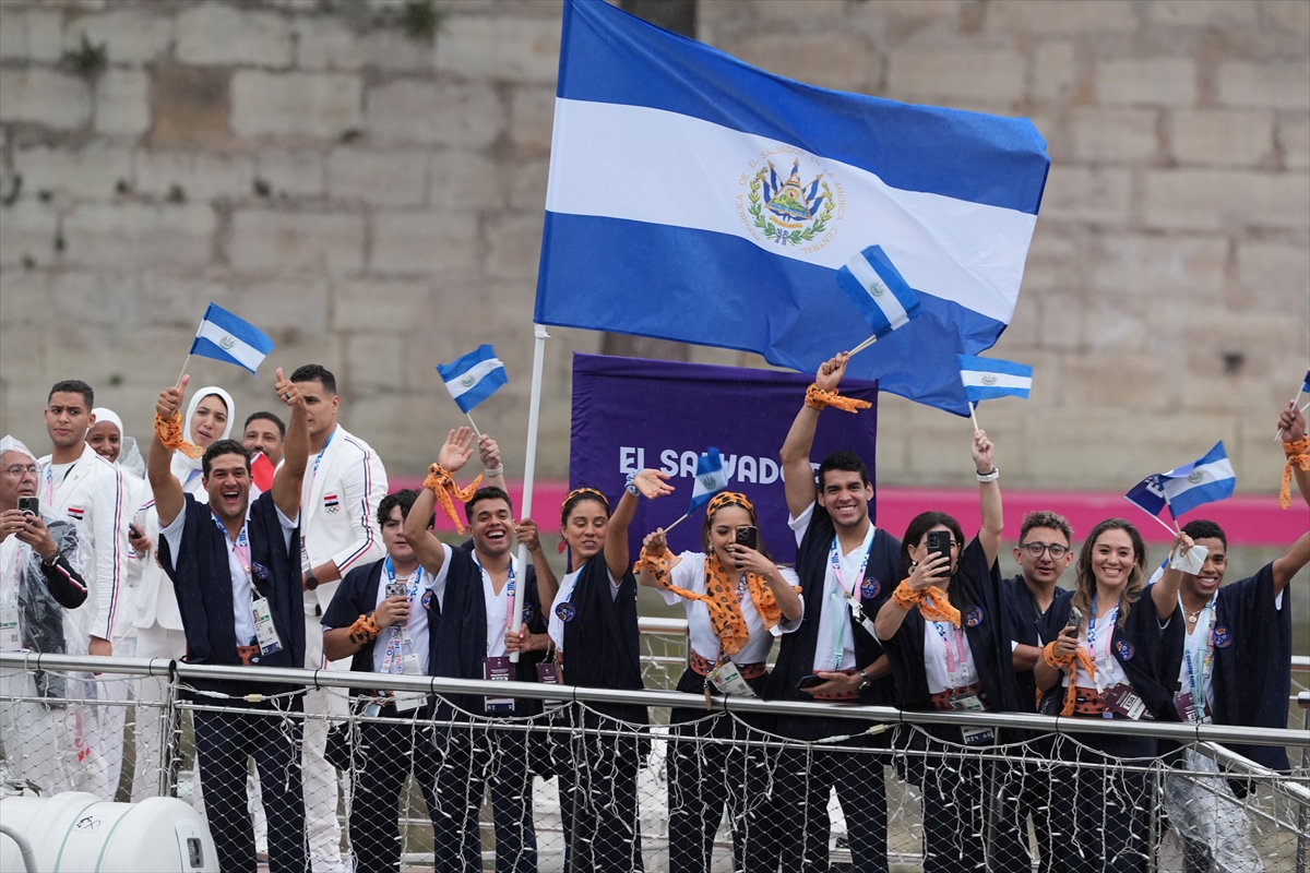 Paris 2024 Olimpiyat Oyunları'nın açılış töreni: Takımlar Sen Nehri'nden geçti
