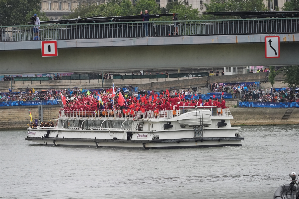 Paris 2024 Olimpiyat Oyunları'nın açılış töreni: Takımlar Sen Nehri'nden geçti
