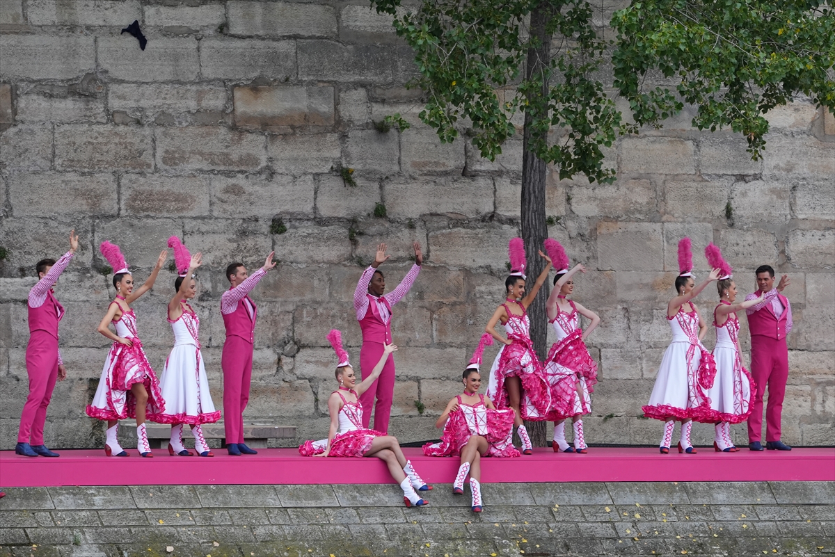 Paris 2024 Olimpiyat Oyunları'nın açılış töreni: Takımlar Sen Nehri'nden geçti