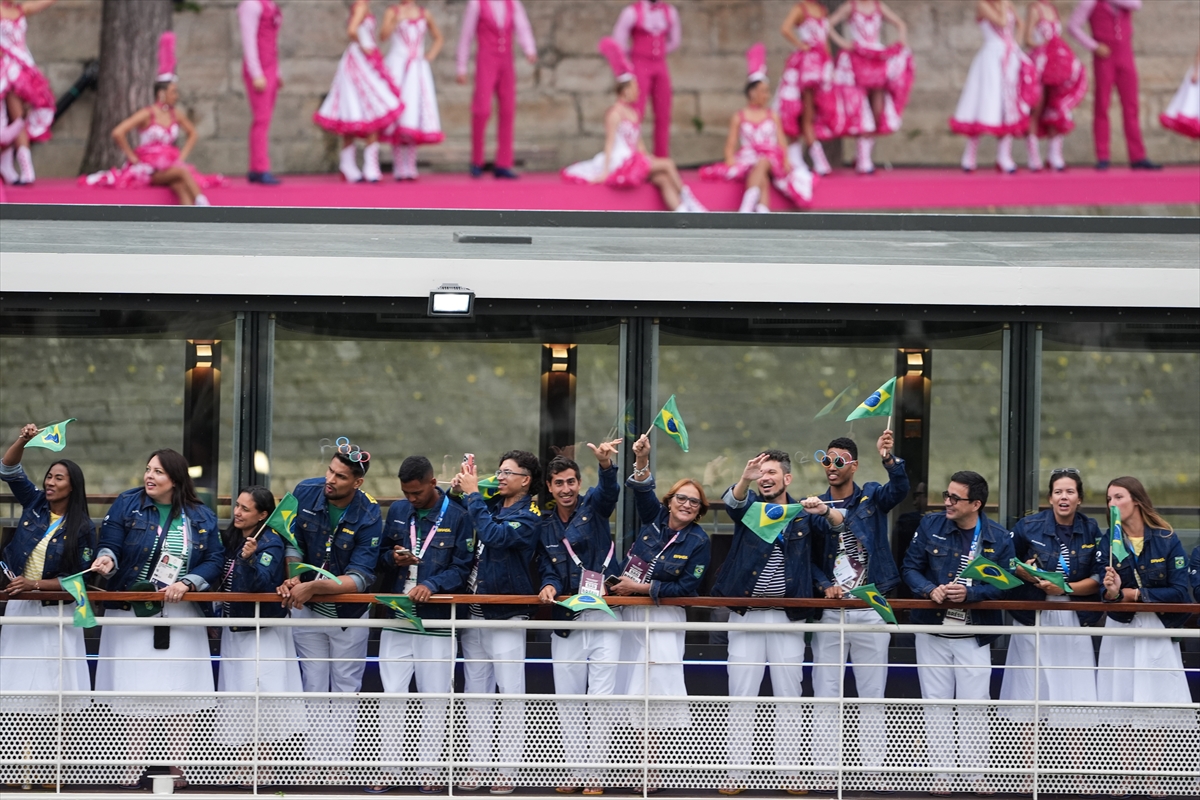 Paris 2024 Olimpiyat Oyunları'nın açılış töreni: Takımlar Sen Nehri'nden geçti