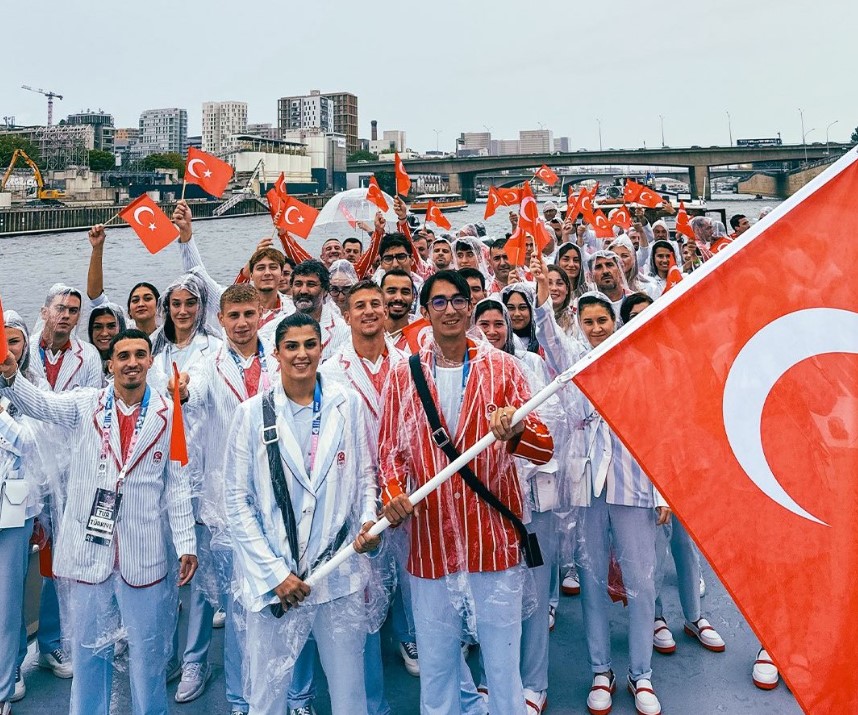 Paris 2024 Olimpiyat Oyunları'nın açılış töreni: Takımlar Sen Nehri'nden geçti