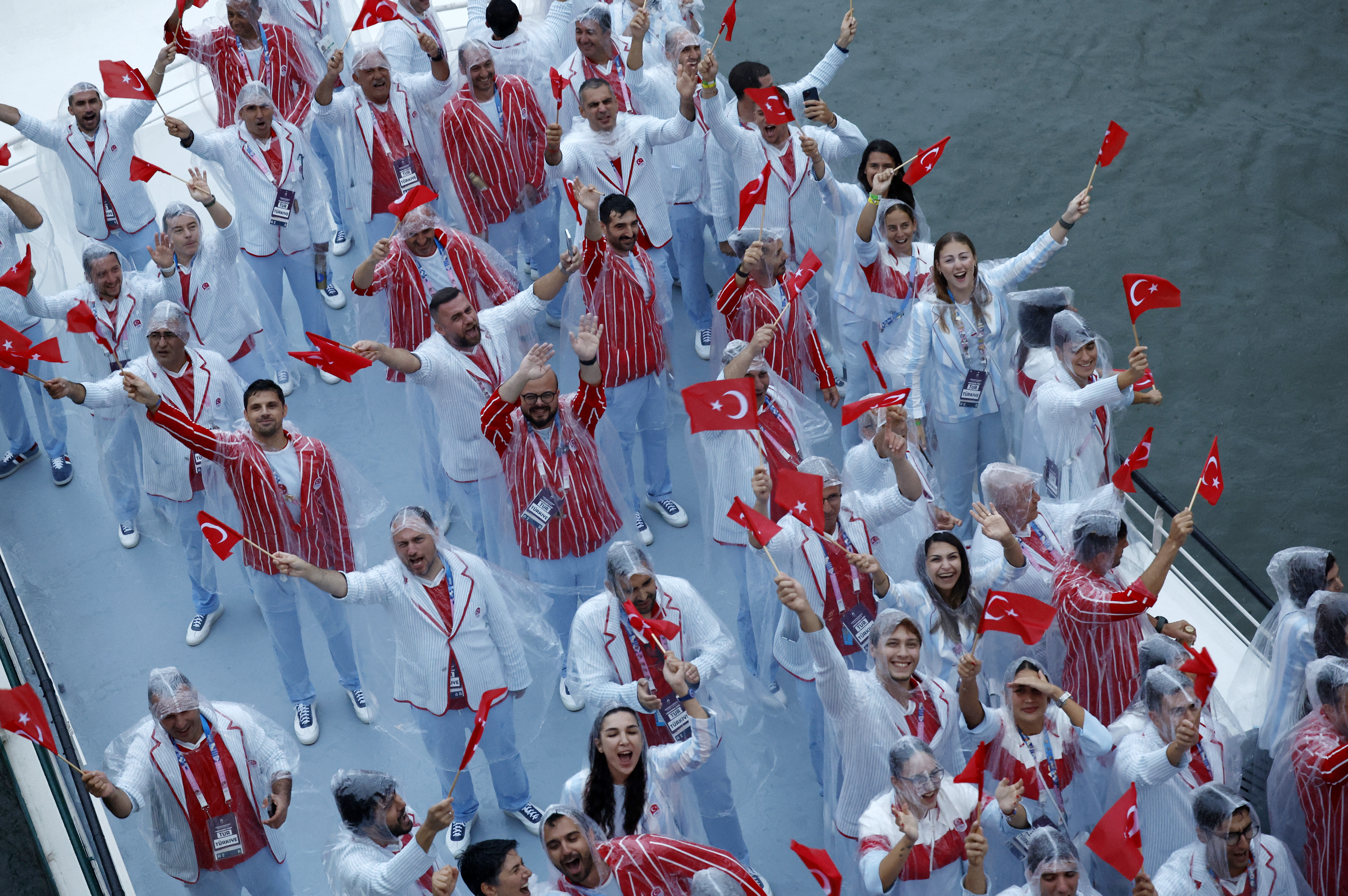 Paris 2024 Olimpiyat Oyunları'nın açılış töreni: Takımlar Sen Nehri'nden geçti