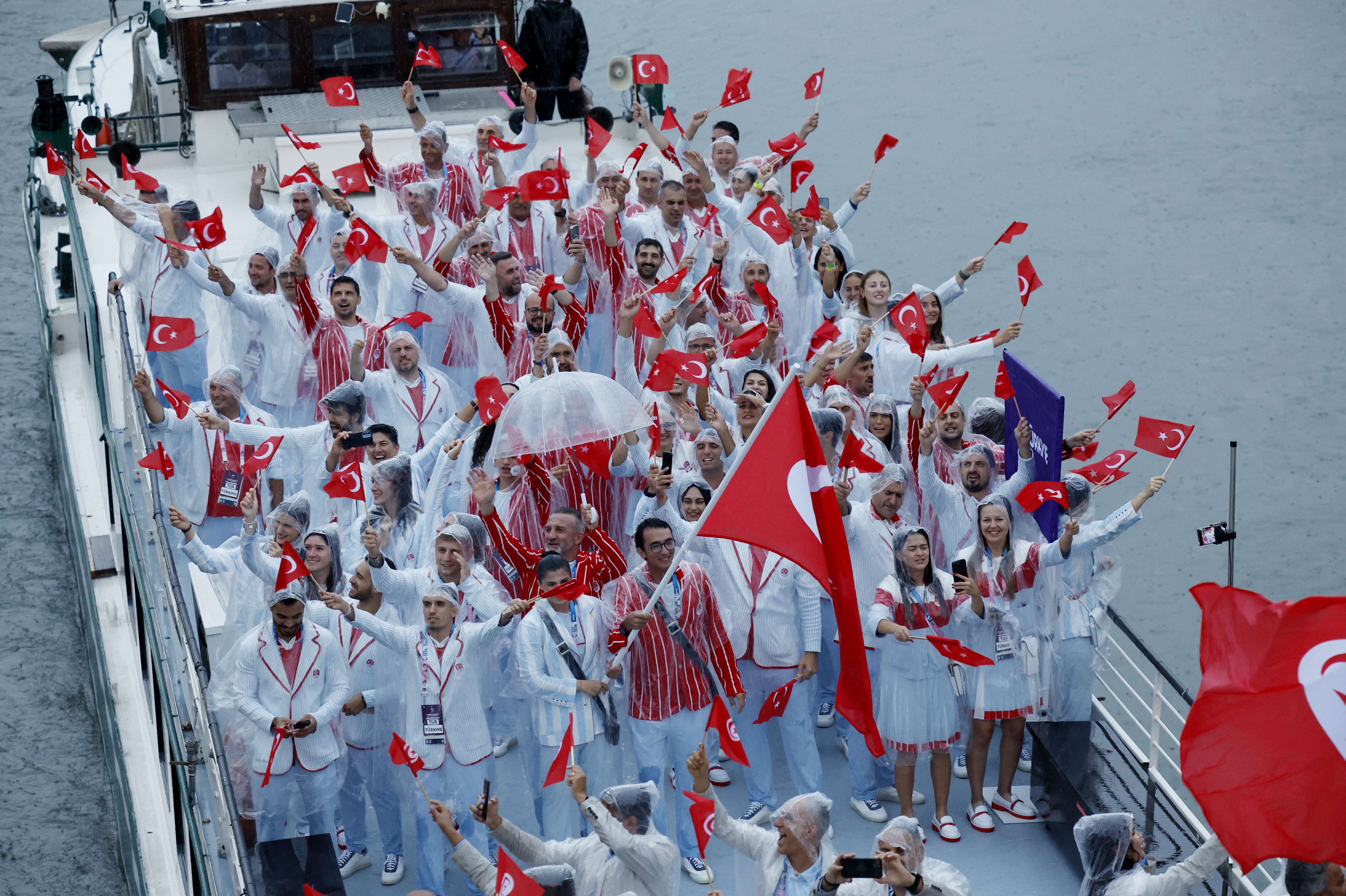 Paris 2024 Olimpiyat Oyunları'nın açılış töreni: Takımlar Sen Nehri'nden geçti
