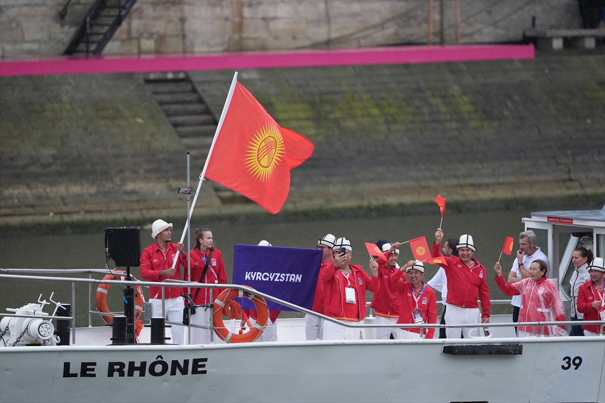 Paris 2024 Olimpiyat Oyunları'nın açılış töreni: Takımlar Sen Nehri'nden geçti