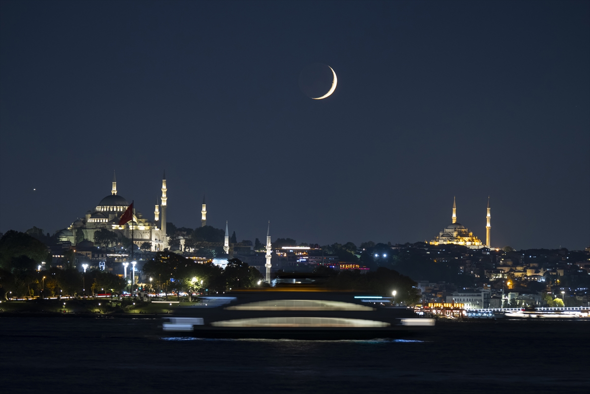 İstanbul'da eşsiz hilal manzaraları