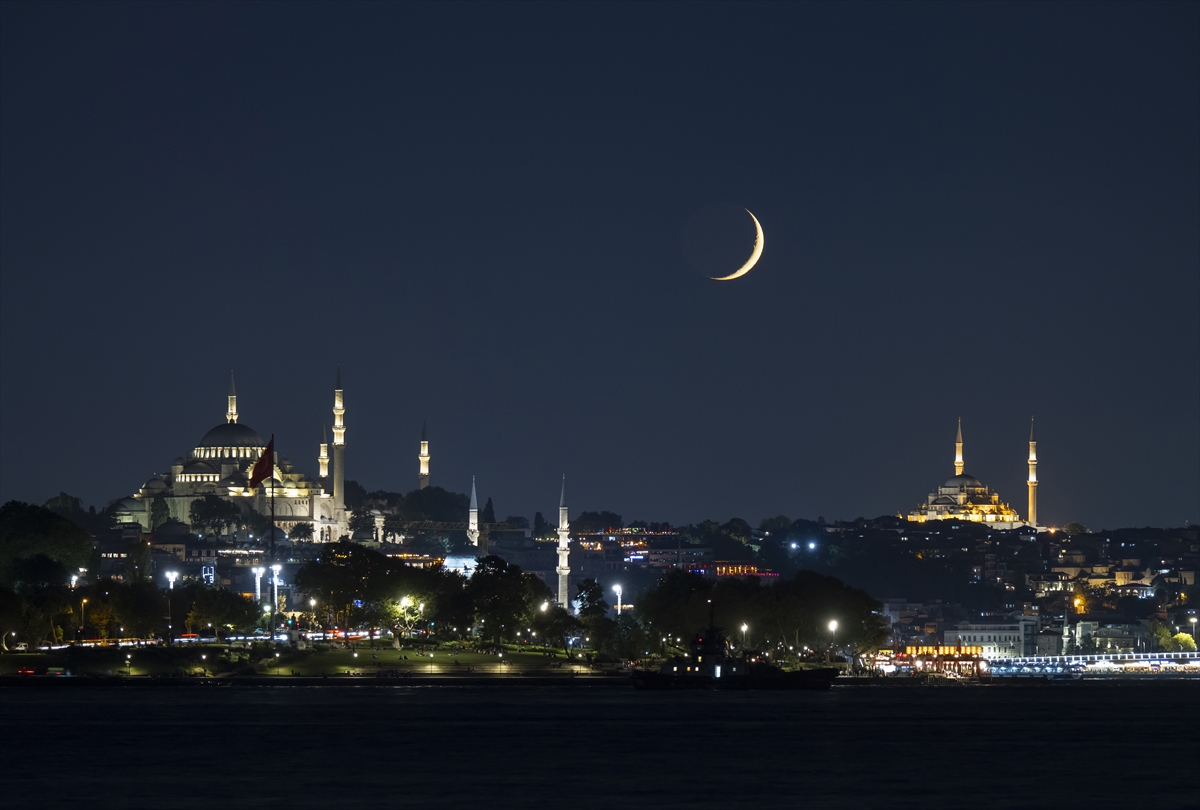 İstanbul'da eşsiz hilal manzaraları