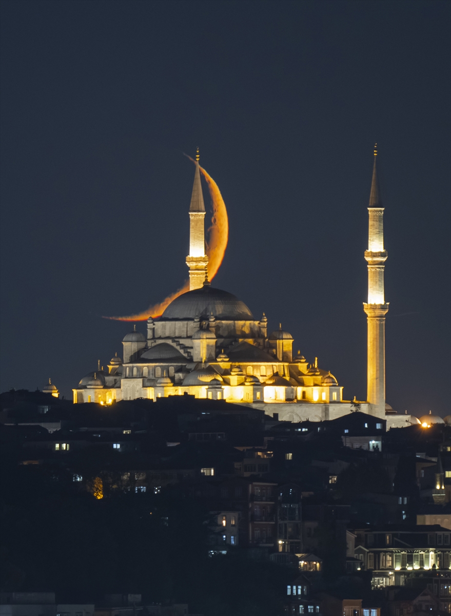 İstanbul'da eşsiz hilal manzaraları