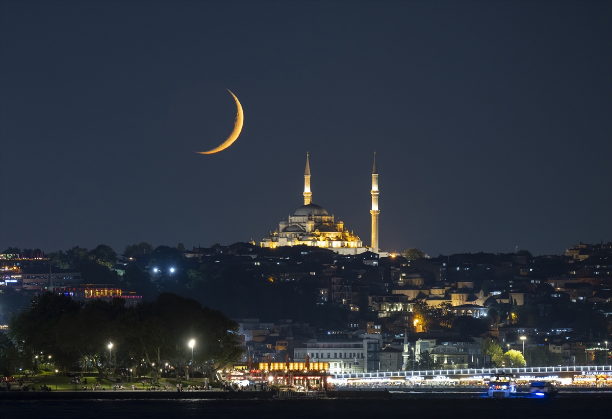 İstanbul'da eşsiz hilal manzaraları