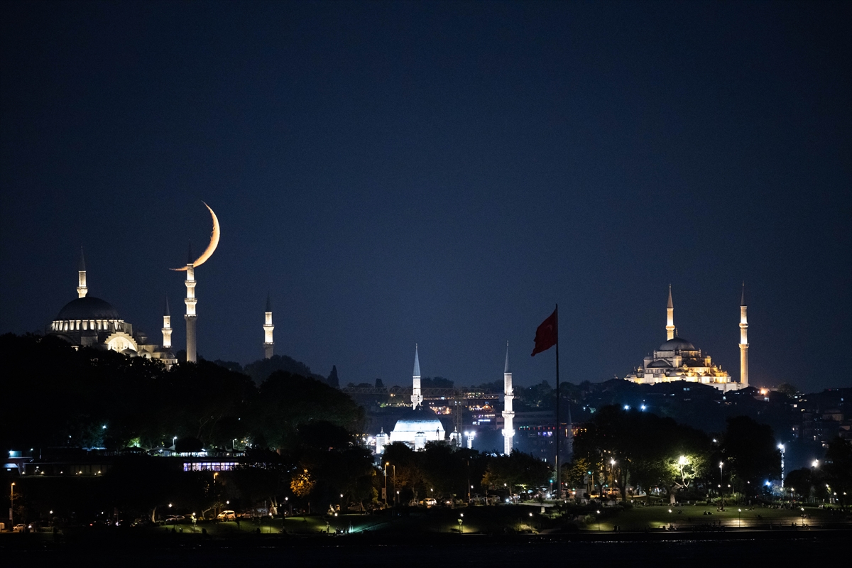 İstanbul'da eşsiz hilal manzaraları