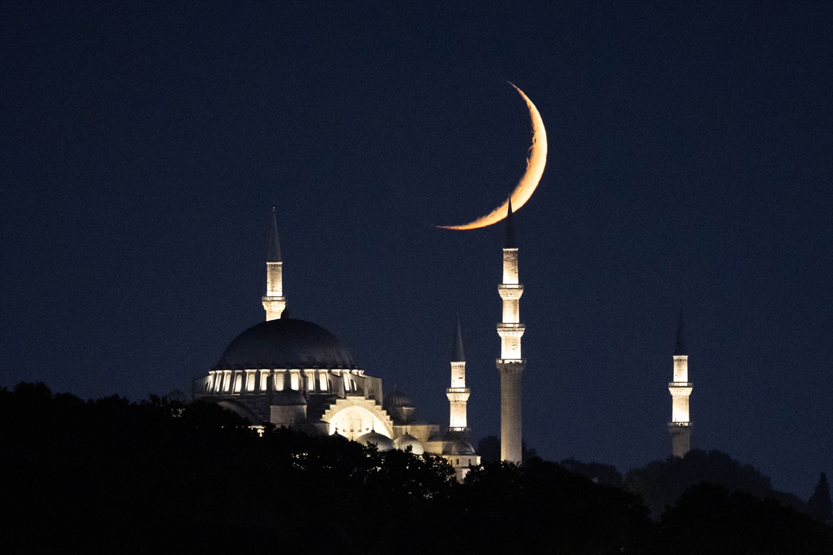 İstanbul'da eşsiz hilal manzaraları
