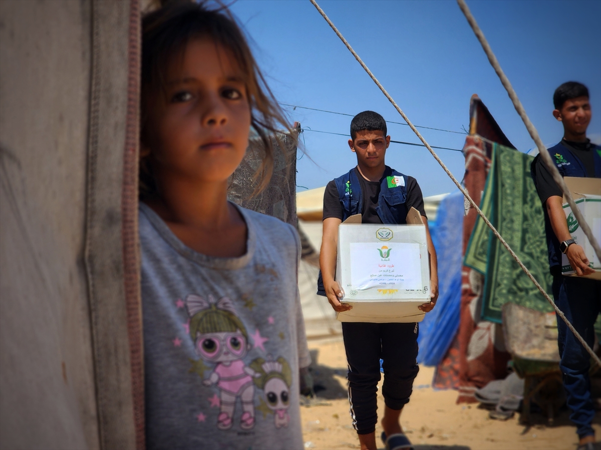 Hayır kurumları Gazze'de yemek dağıttı