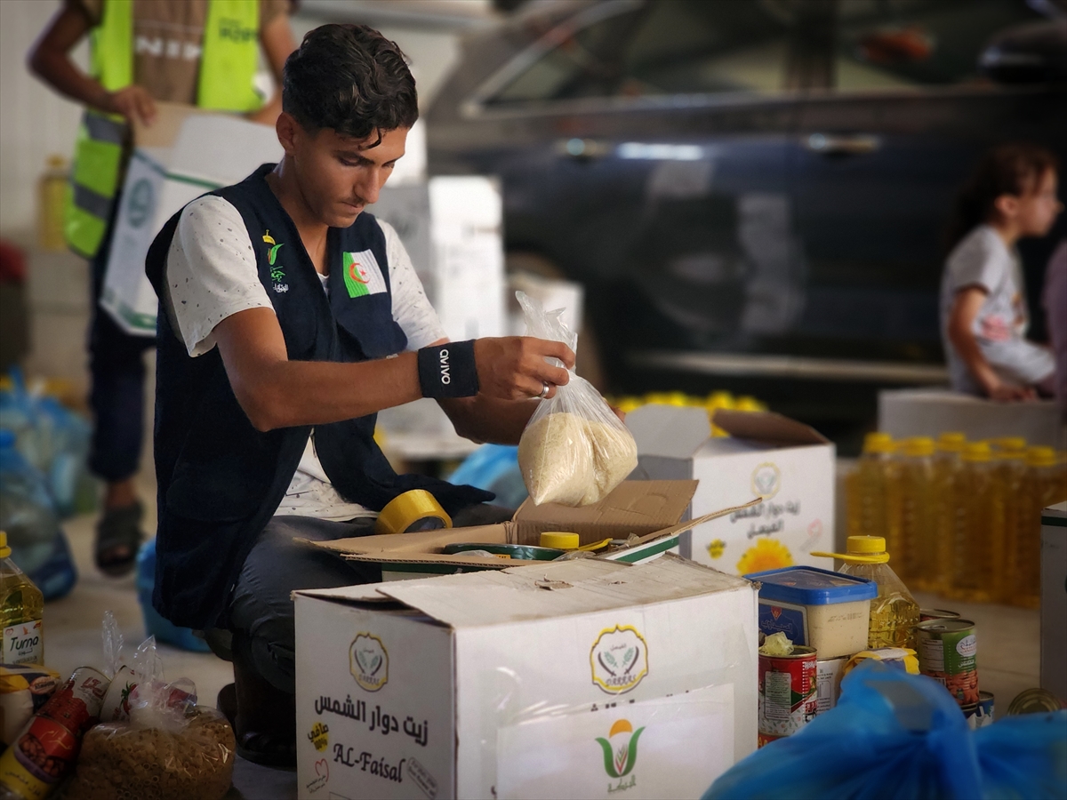 Hayır kurumları Gazze'de yemek dağıttı