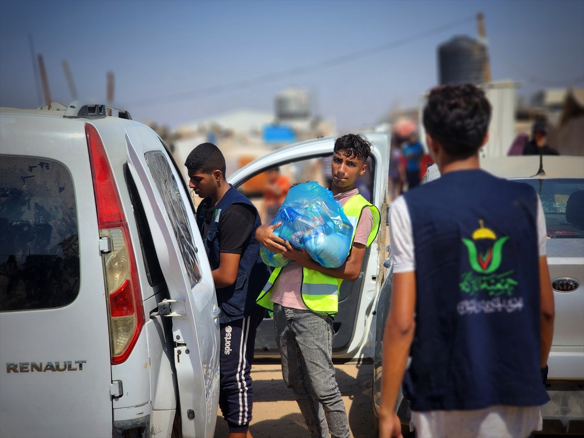 Hayır kurumları Gazze'de yemek dağıttı