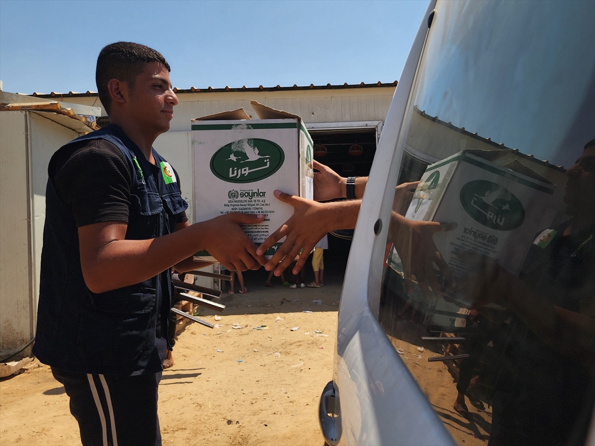 Hayır kurumları Gazze'de yemek dağıttı