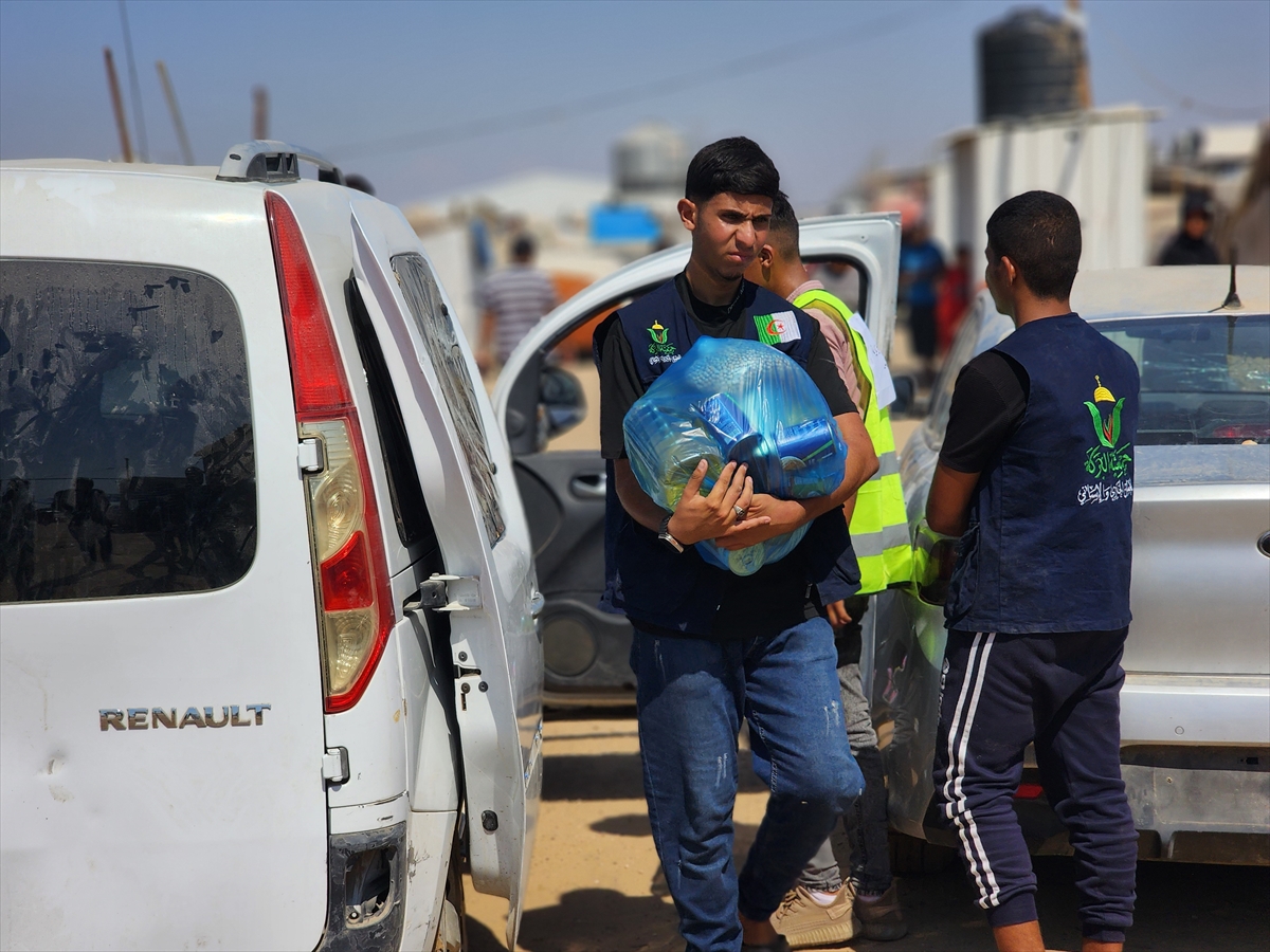Hayır kurumları Gazze'de yemek dağıttı