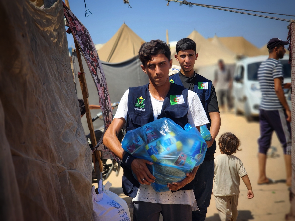 Hayır kurumları Gazze'de yemek dağıttı