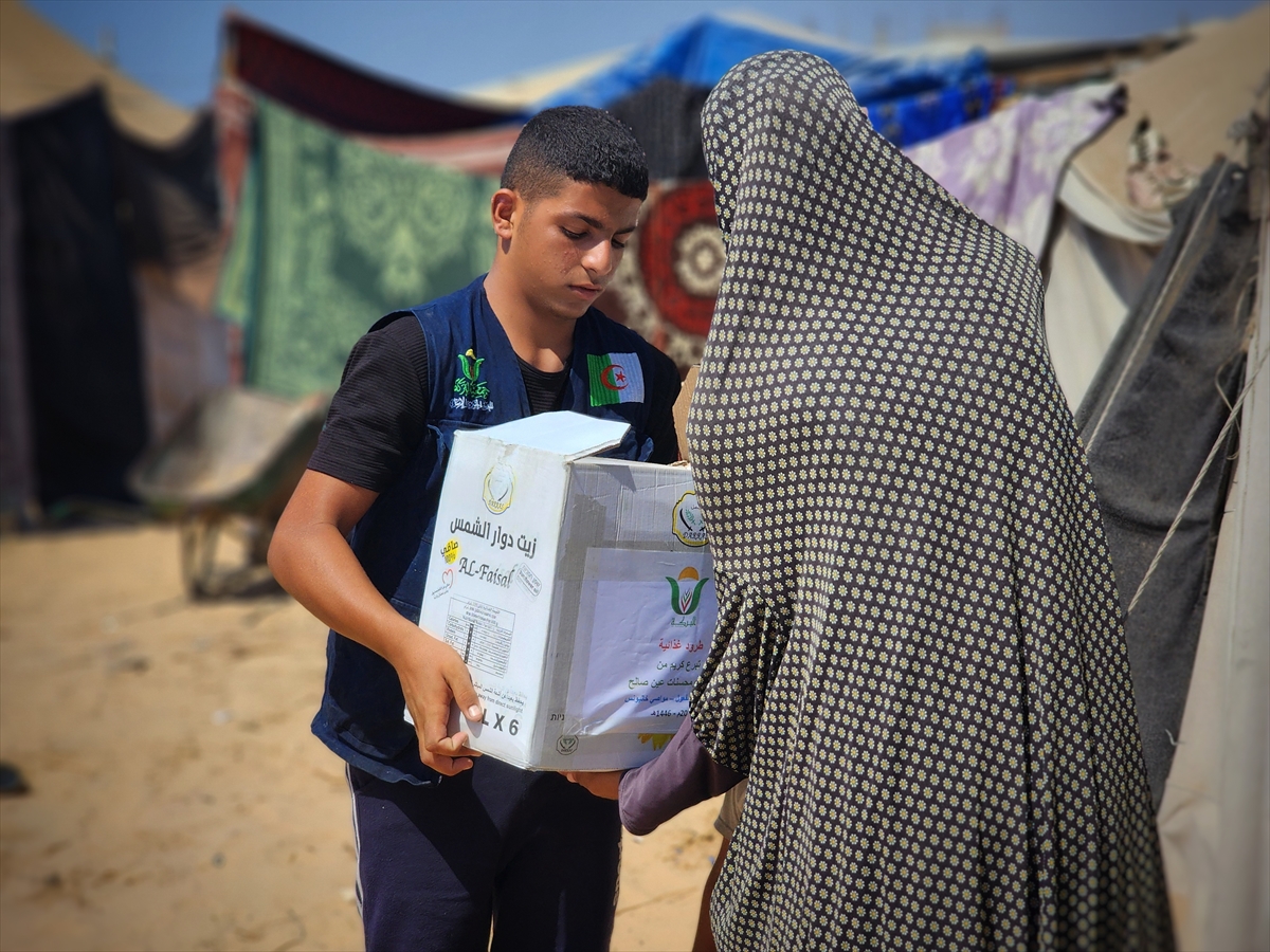 Hayır kurumları Gazze'de yemek dağıttı