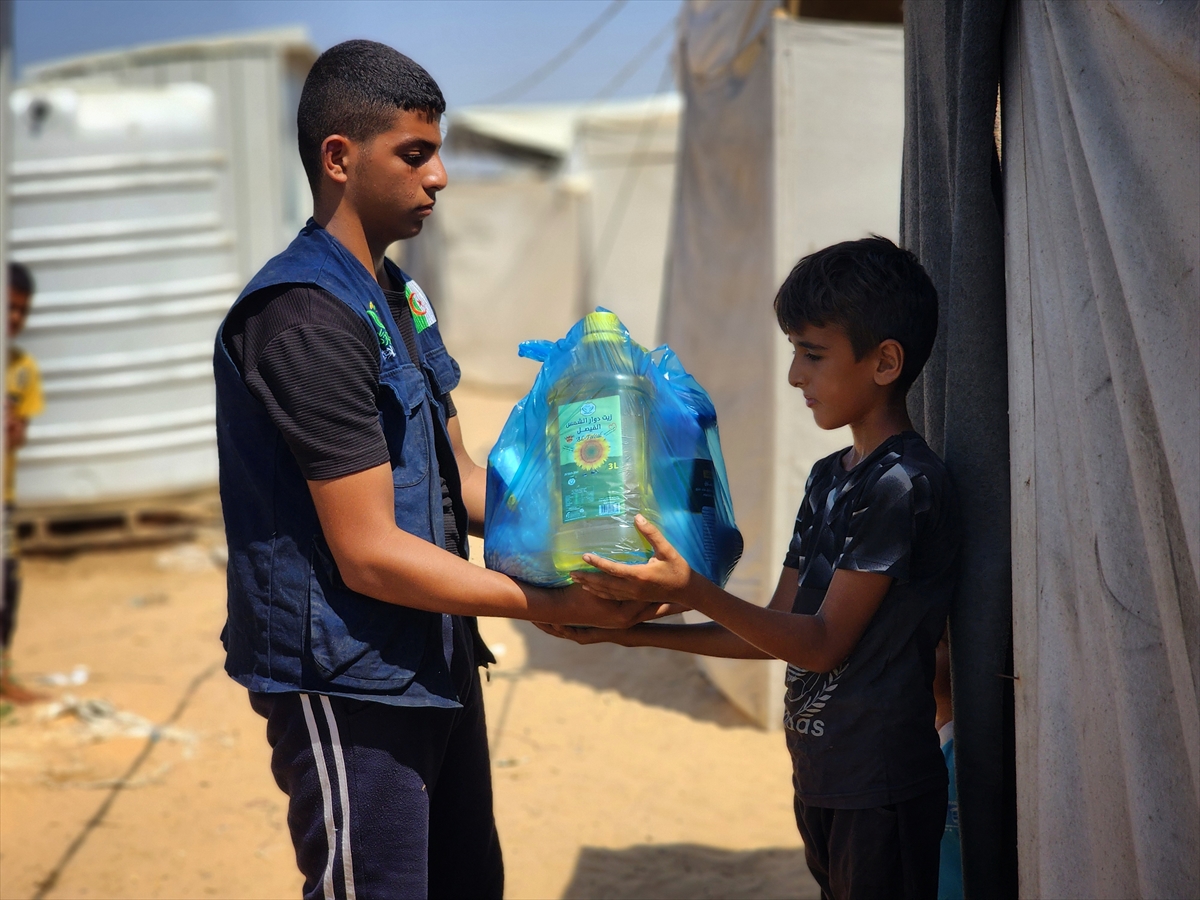 Hayır kurumları Gazze'de yemek dağıttı
