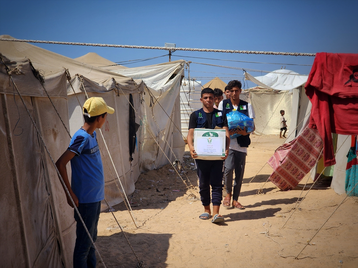 Hayır kurumları Gazze'de yemek dağıttı