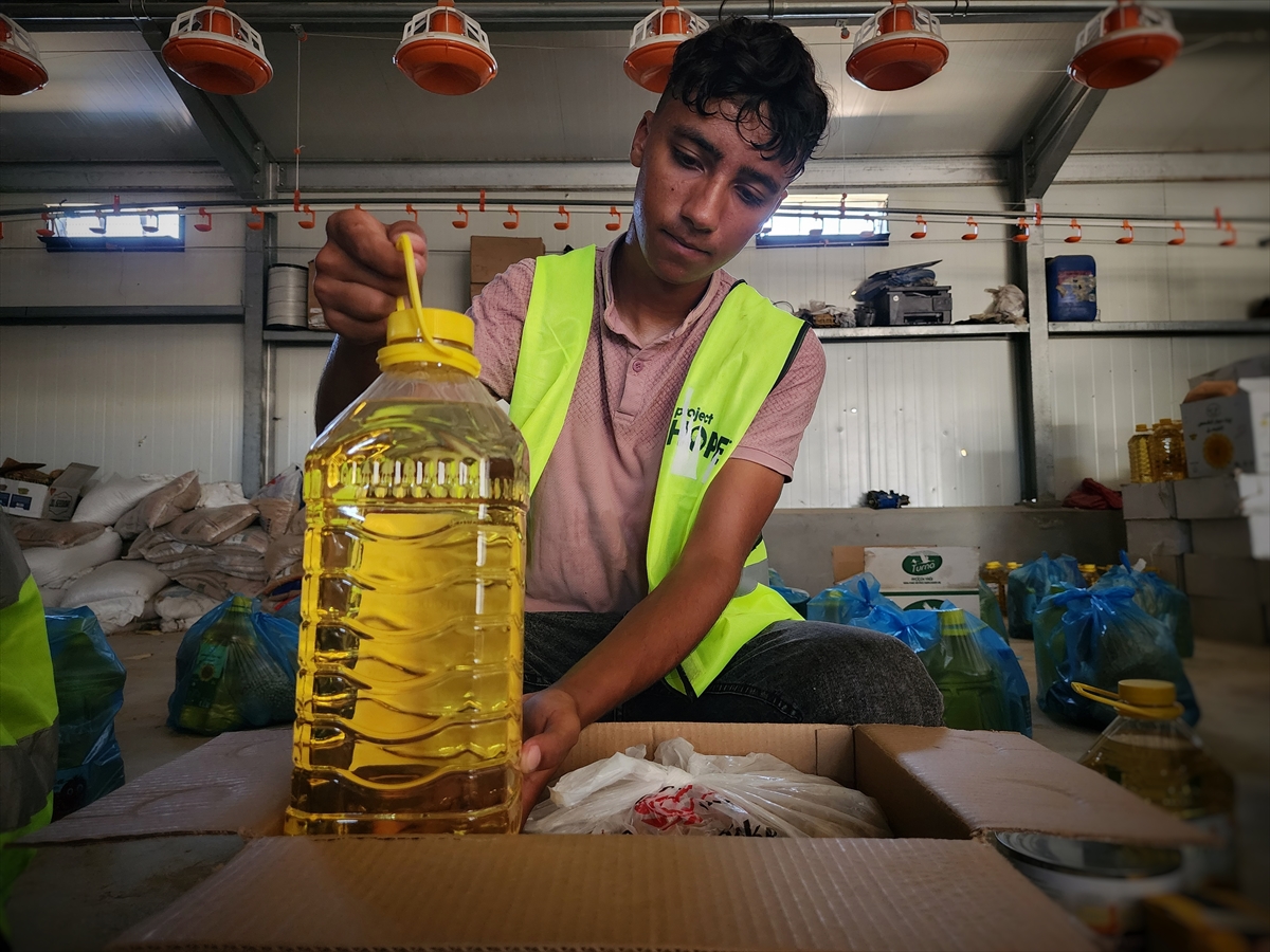 Hayır kurumları Gazze'de yemek dağıttı