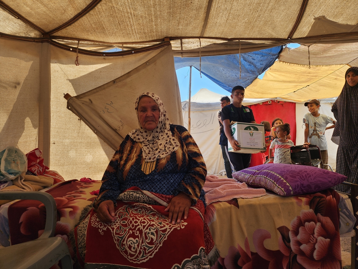 Hayır kurumları Gazze'de yemek dağıttı