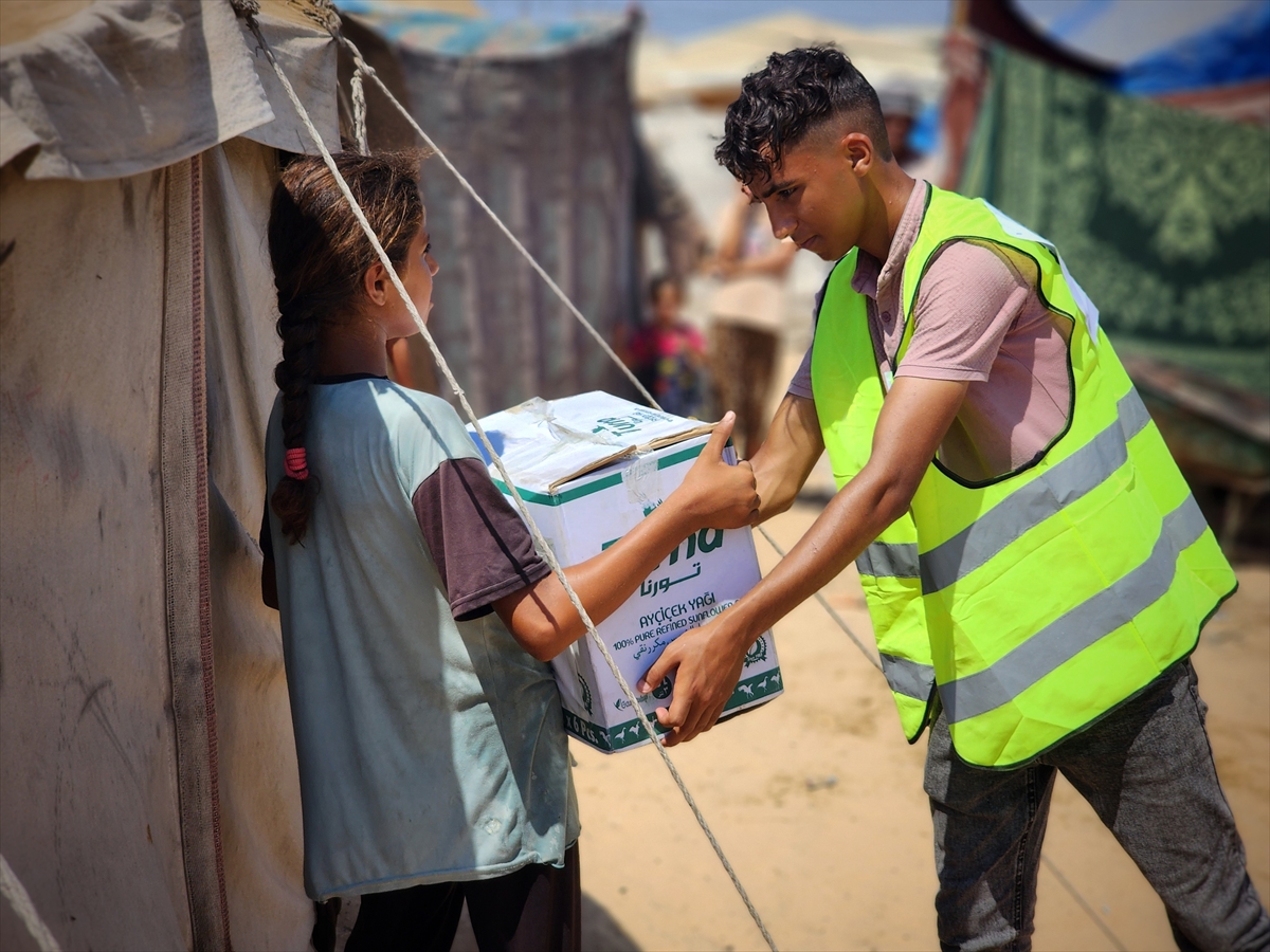 Hayır kurumları Gazze'de yemek dağıttı