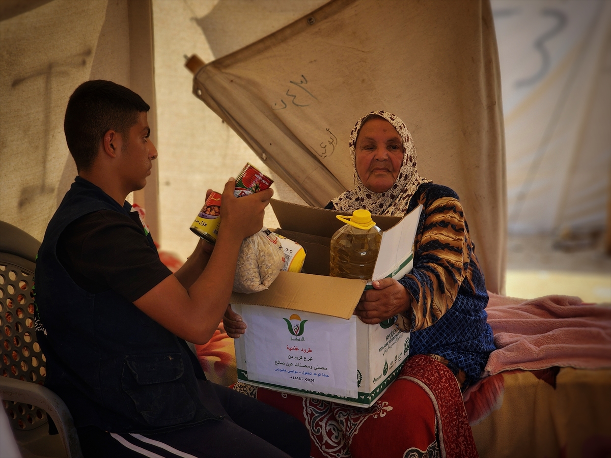 Hayır kurumları Gazze'de yemek dağıttı