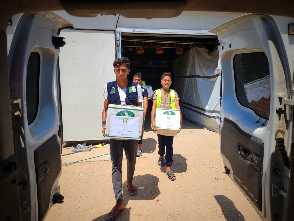 Hayır kurumları Gazze'de yemek dağıttı