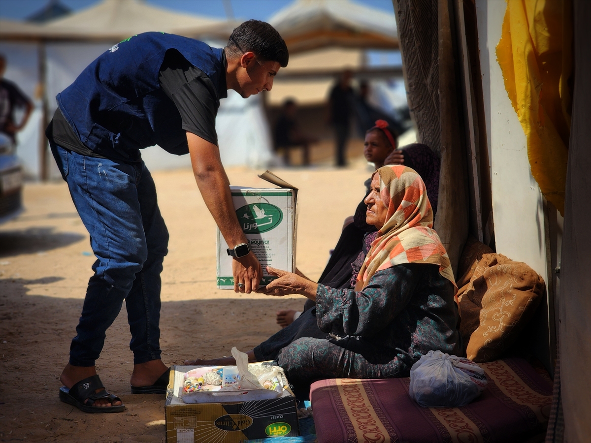 Hayır kurumları Gazze'de yemek dağıttı