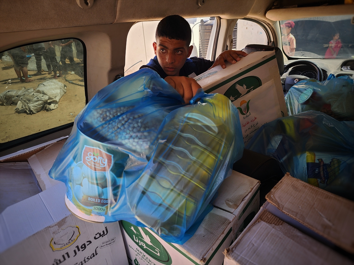 Hayır kurumları Gazze'de yemek dağıttı