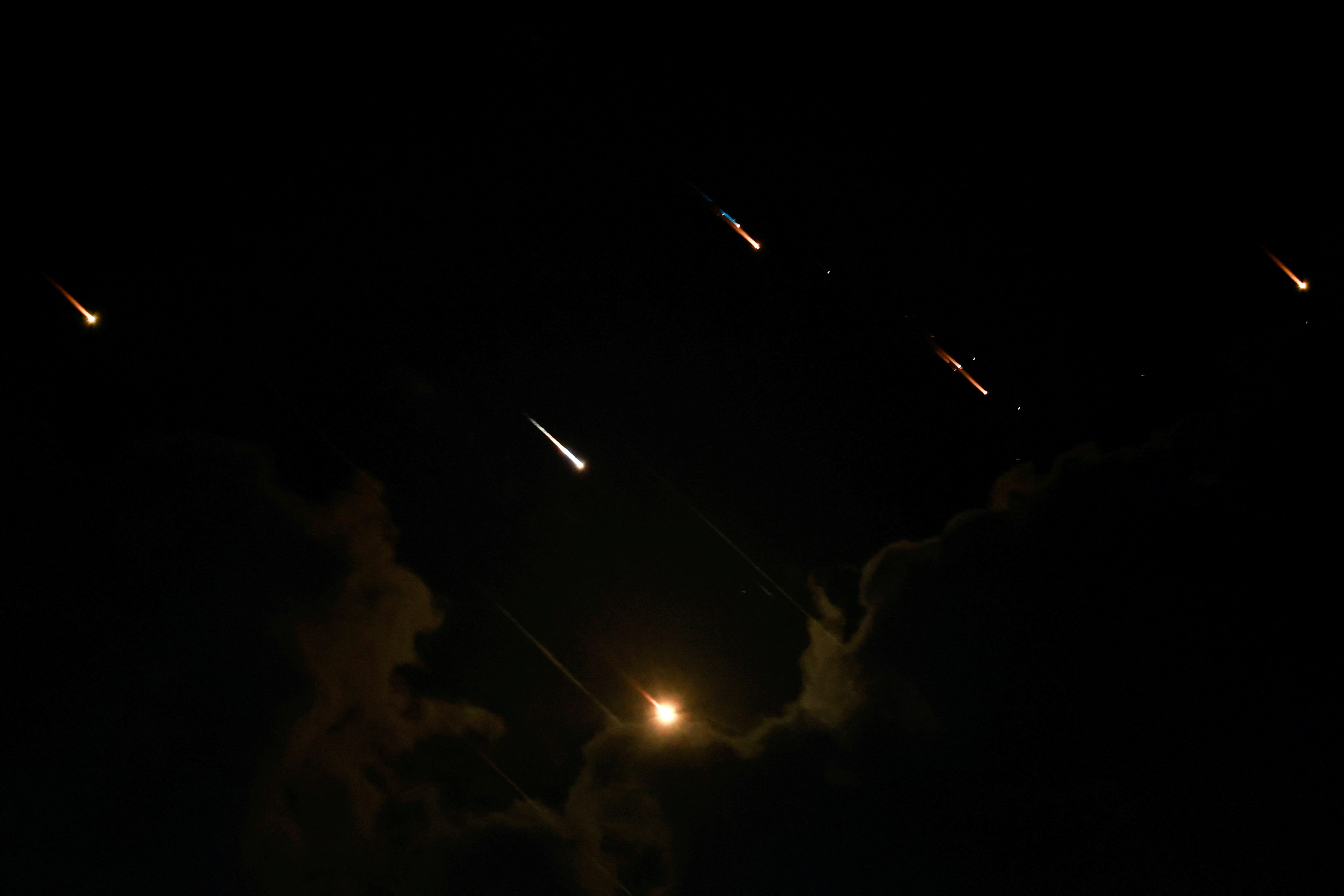 İran'ın İsrail'e fırlattığı füzeler, başkent Tel Aviv'e de isabet etti