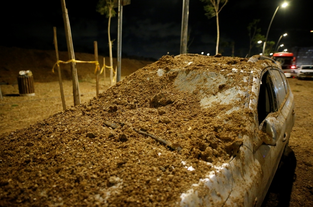 İran'ın İsrail'e fırlattığı füzeler, başkent Tel Aviv'e de isabet etti