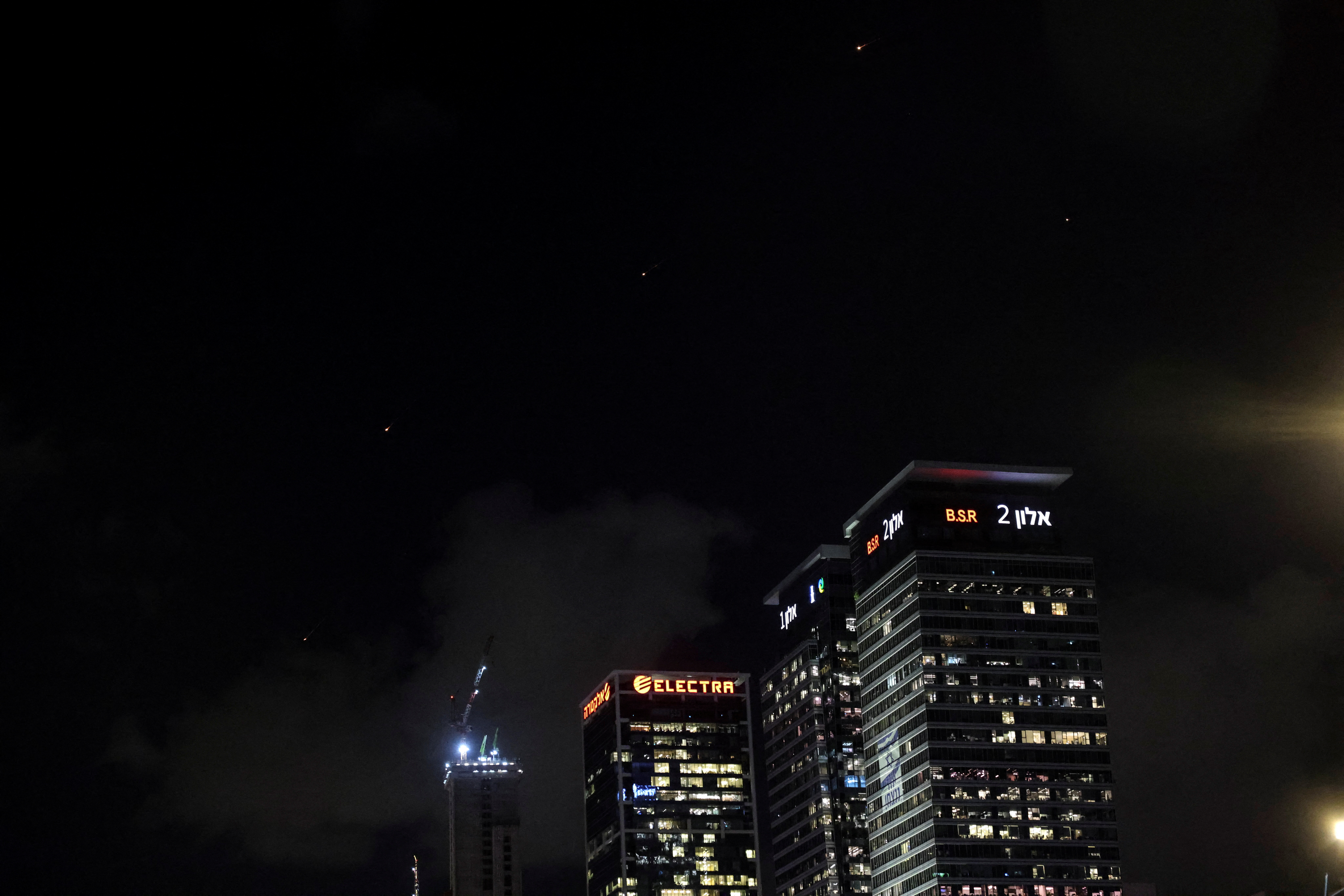 İran'ın İsrail'e fırlattığı füzeler, başkent Tel Aviv'e de isabet etti