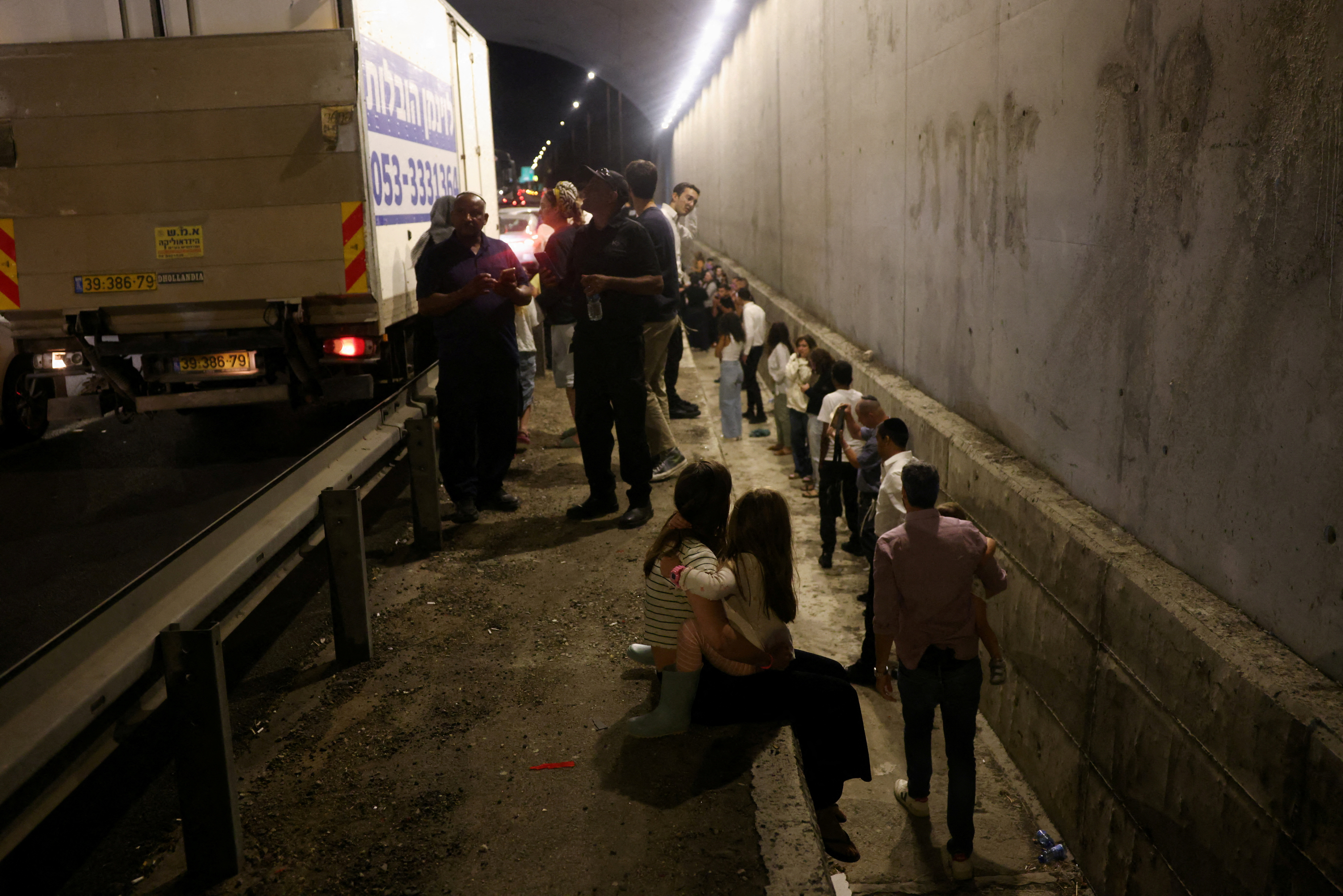 İran'ın İsrail'e fırlattığı füzeler, başkent Tel Aviv'e de isabet etti