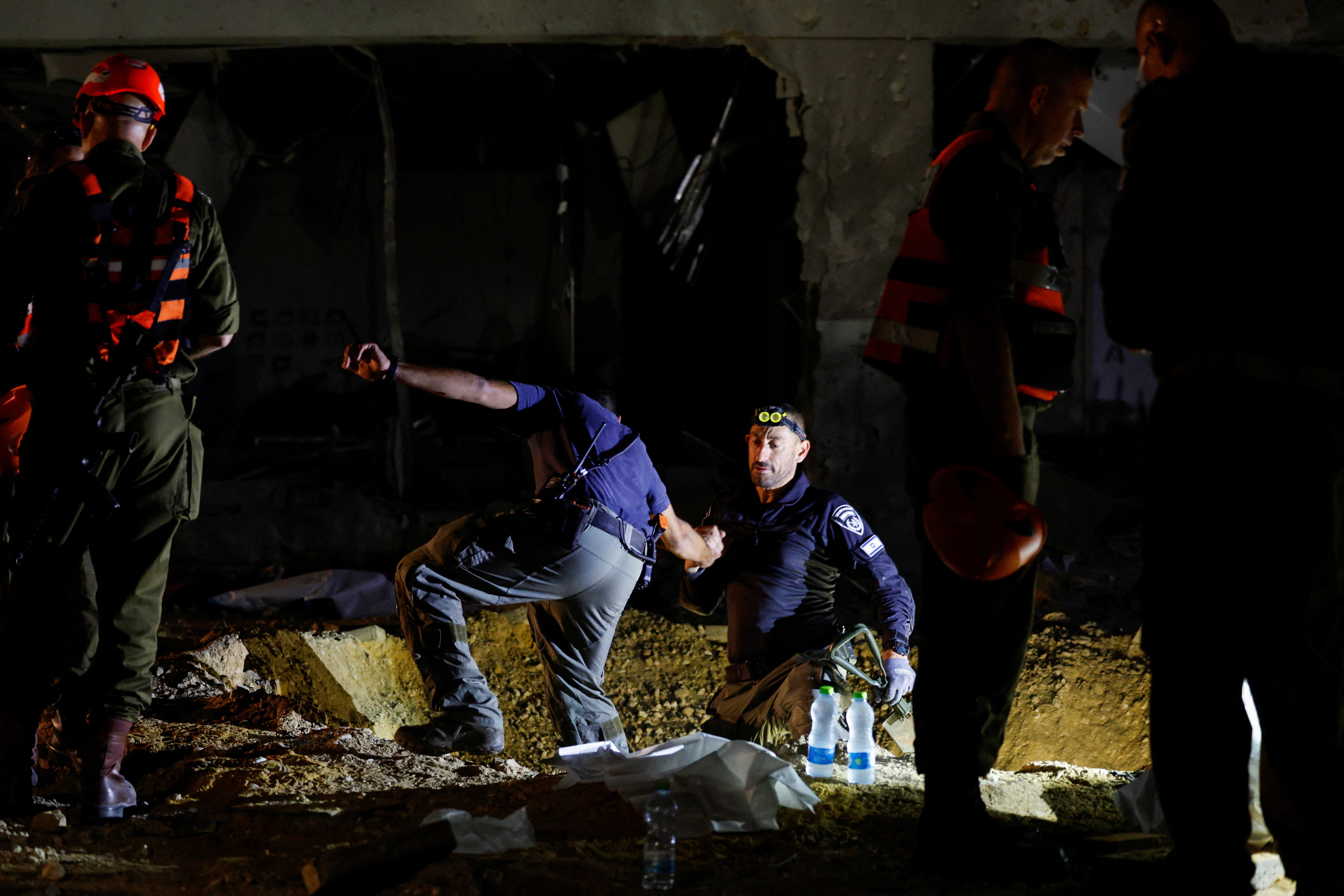 İran'ın İsrail'e fırlattığı füzeler, başkent Tel Aviv'e de isabet etti