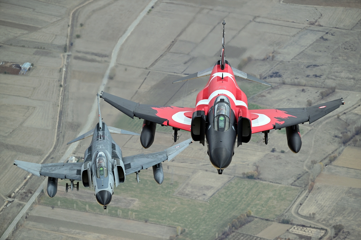 Eskişehir'de F-4E uçaklarından 50. yıla özel nefes kesen eğitim uçuşu