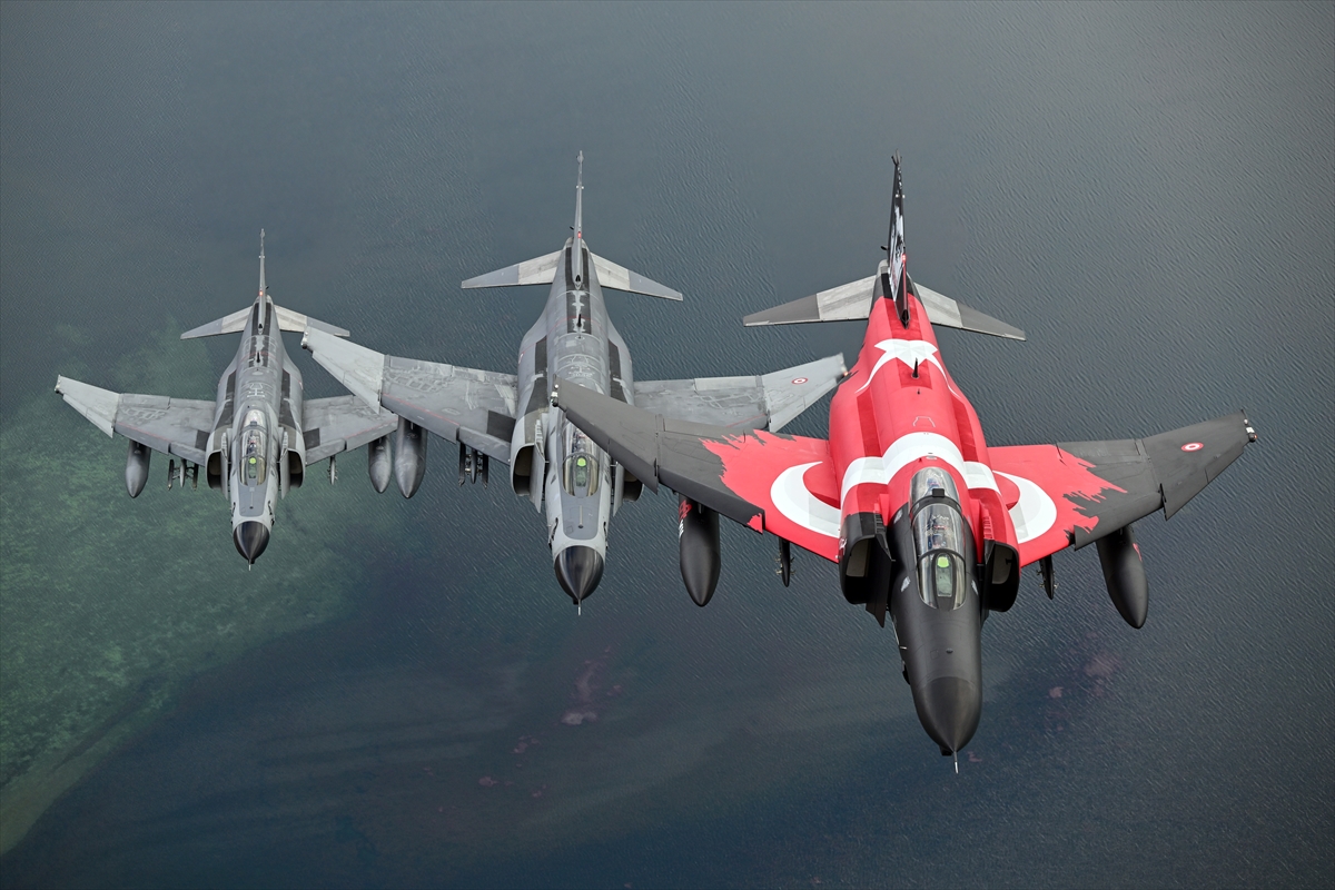 Eskişehir'de F-4E uçaklarından 50. yıla özel nefes kesen eğitim uçuşu