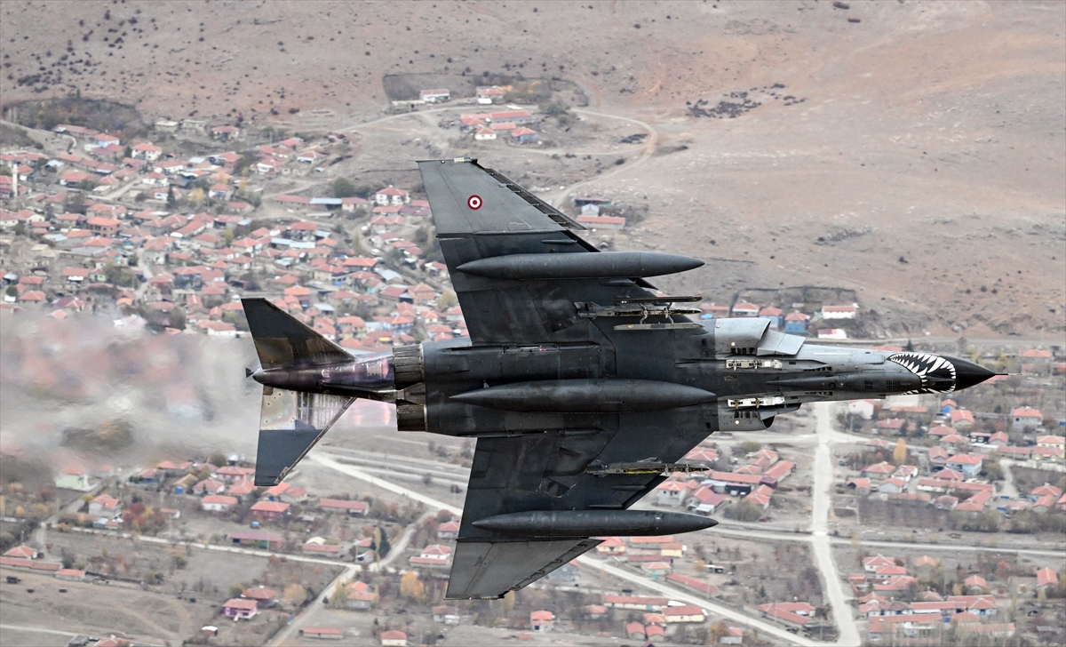 Eskişehir'de F-4E uçaklarından 50. yıla özel nefes kesen eğitim uçuşu