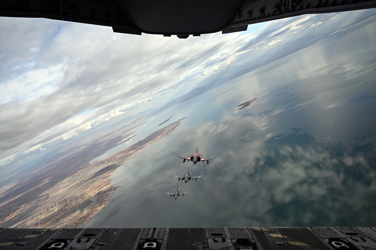 Eskişehir'de F-4E uçaklarından 50. yıla özel nefes kesen eğitim uçuşu