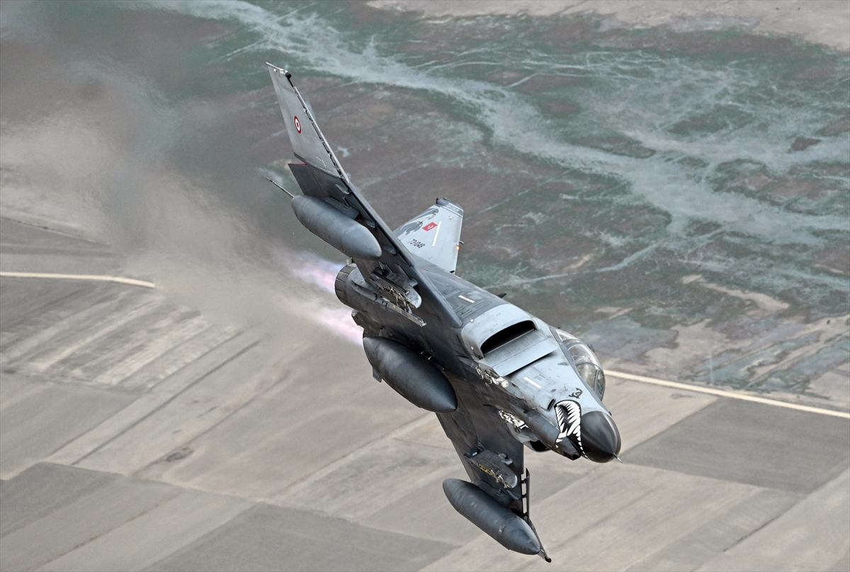 Eskişehir'de F-4E uçaklarından 50. yıla özel nefes kesen eğitim uçuşu