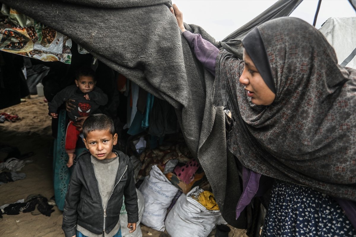 Gazze'de yaşam mücadelesi: Sahildeki çadırları deniz suyu bastı