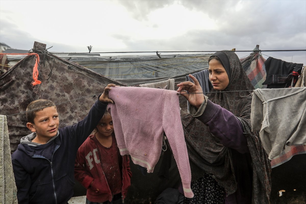 Gazze'de yaşam mücadelesi: Sahildeki çadırları deniz suyu bastı