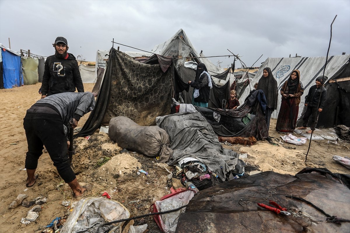 Gazze'de yaşam mücadelesi: Sahildeki çadırları deniz suyu bastı