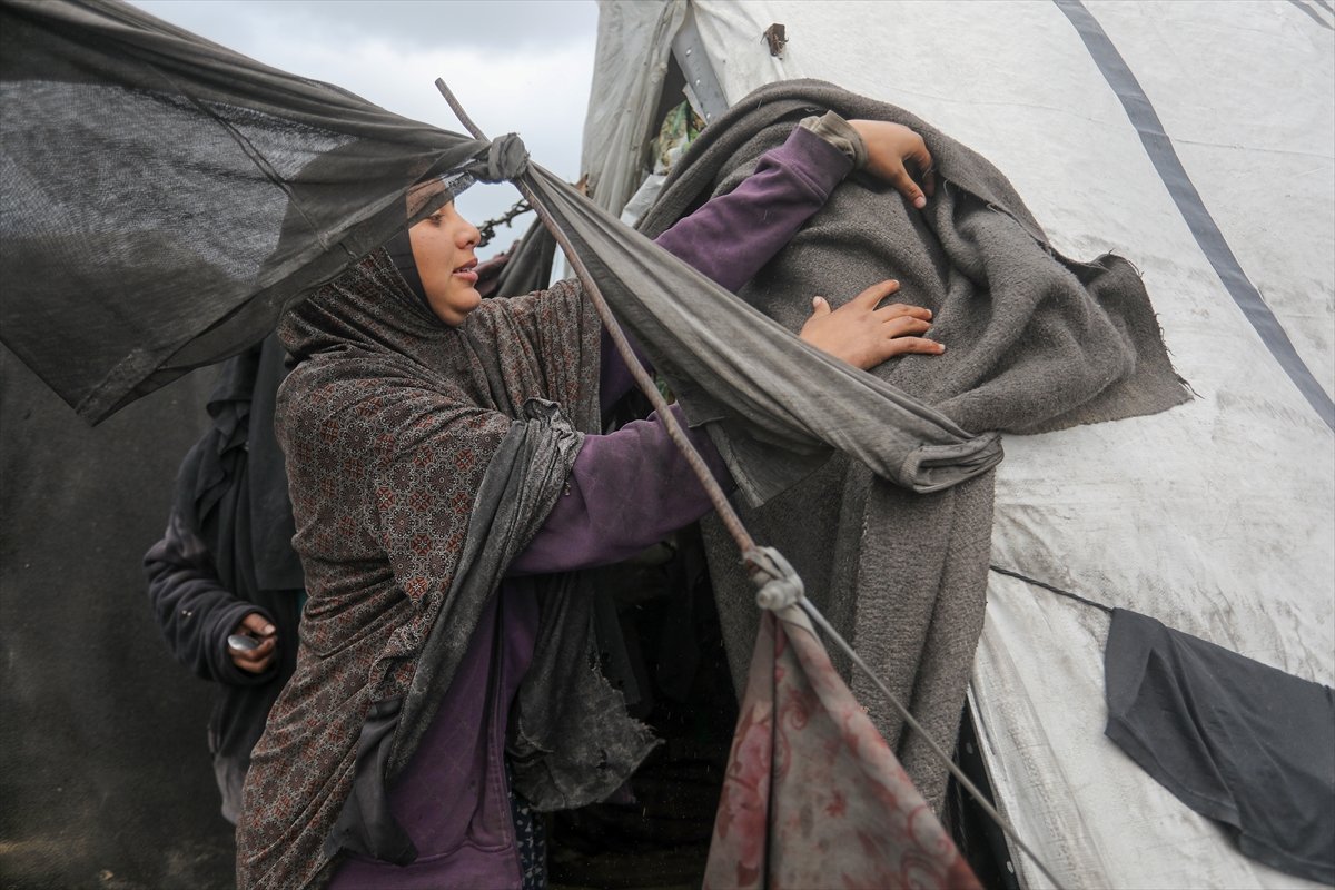 Gazze'de yaşam mücadelesi: Sahildeki çadırları deniz suyu bastı