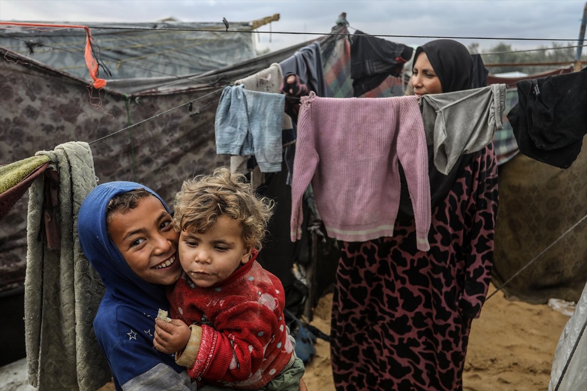 Gazze'de yaşam mücadelesi: Sahildeki çadırları deniz suyu bastı