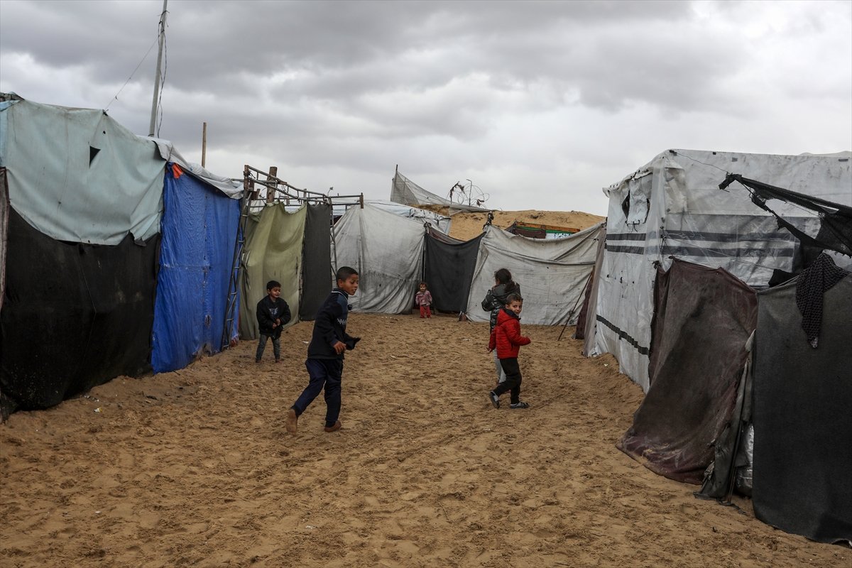 Gazze'de yaşam mücadelesi: Sahildeki çadırları deniz suyu bastı