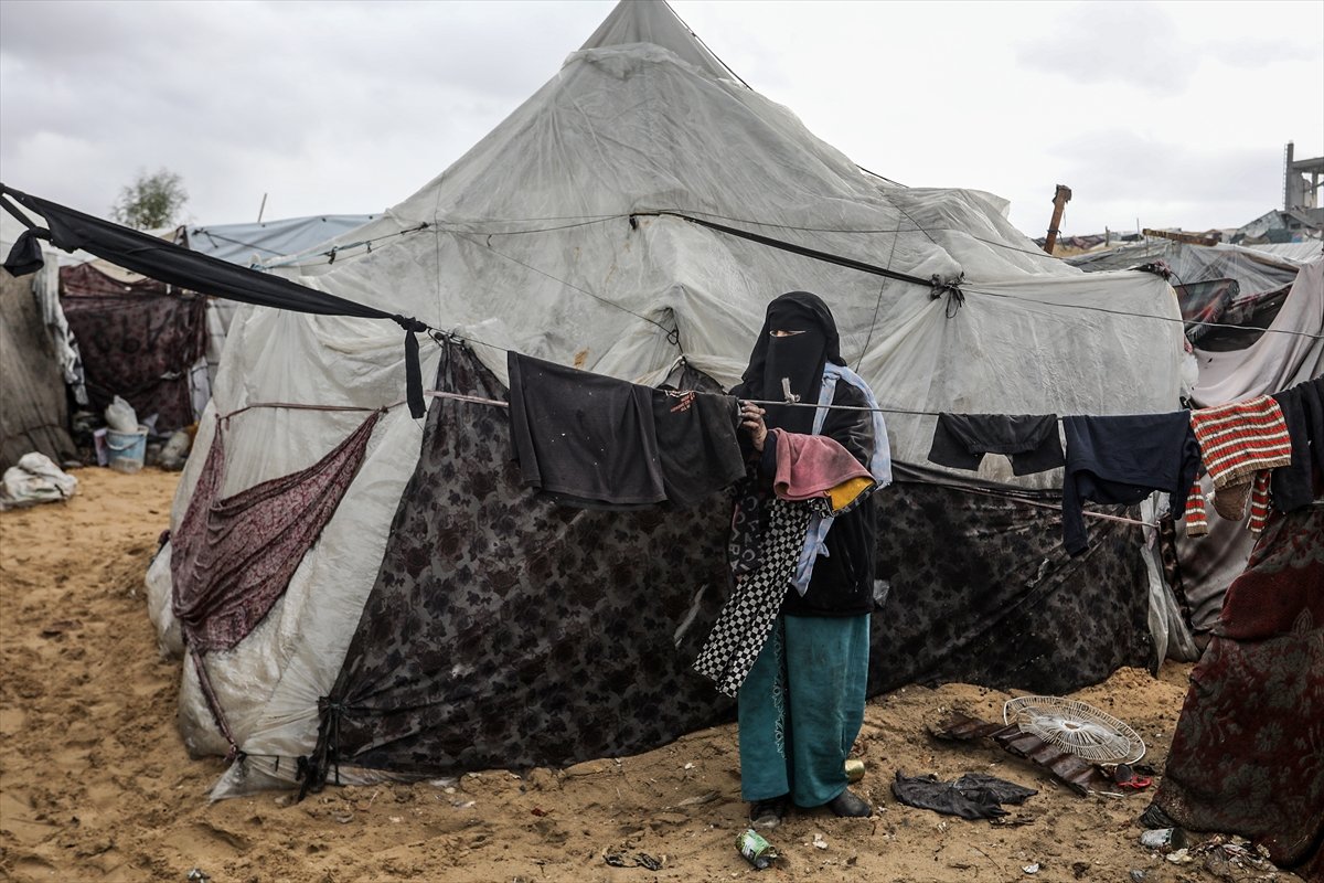 Gazze'de yaşam mücadelesi: Sahildeki çadırları deniz suyu bastı