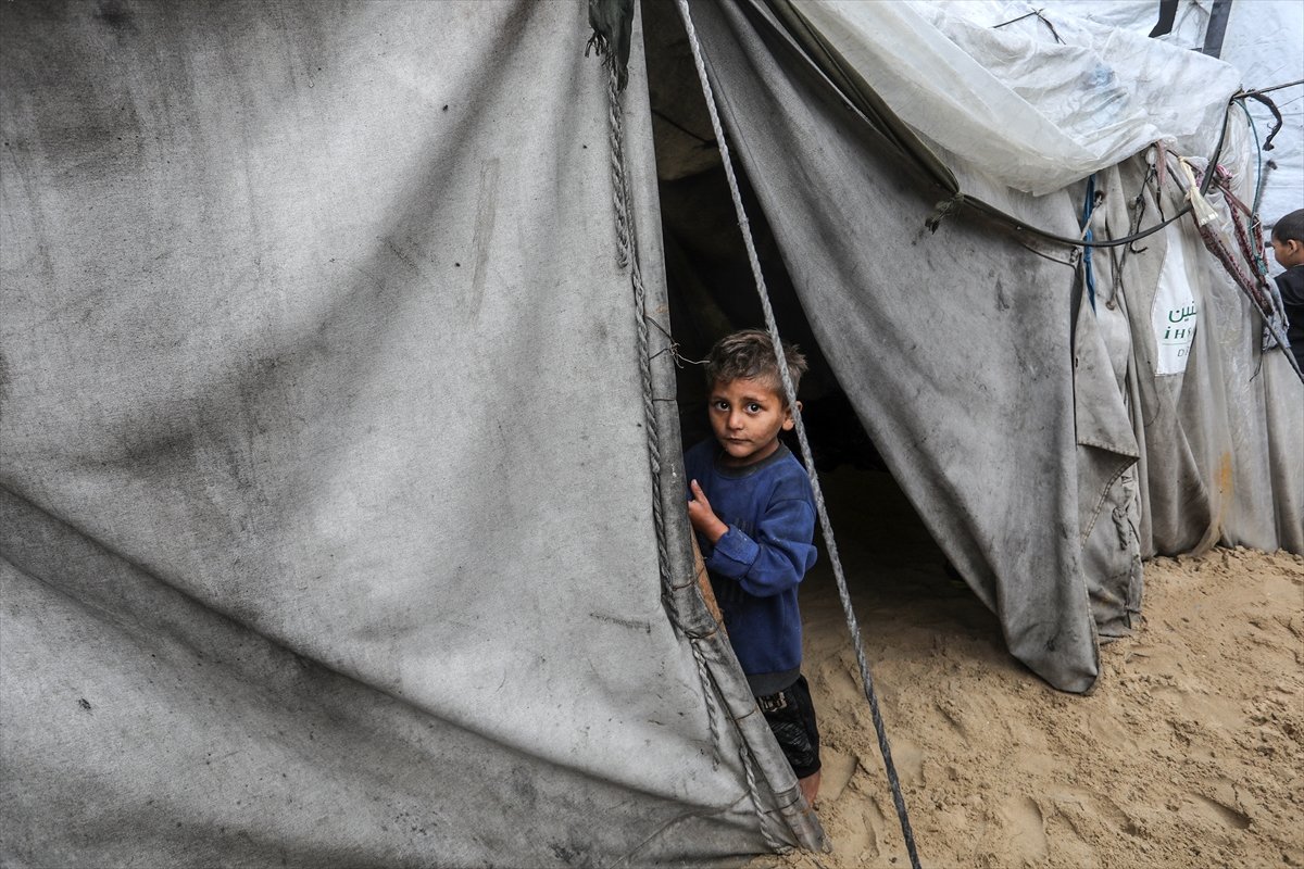Gazze'de yaşam mücadelesi: Sahildeki çadırları deniz suyu bastı