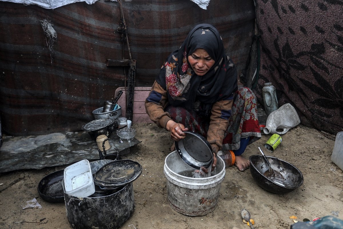 Gazze'de yaşam mücadelesi: Sahildeki çadırları deniz suyu bastı