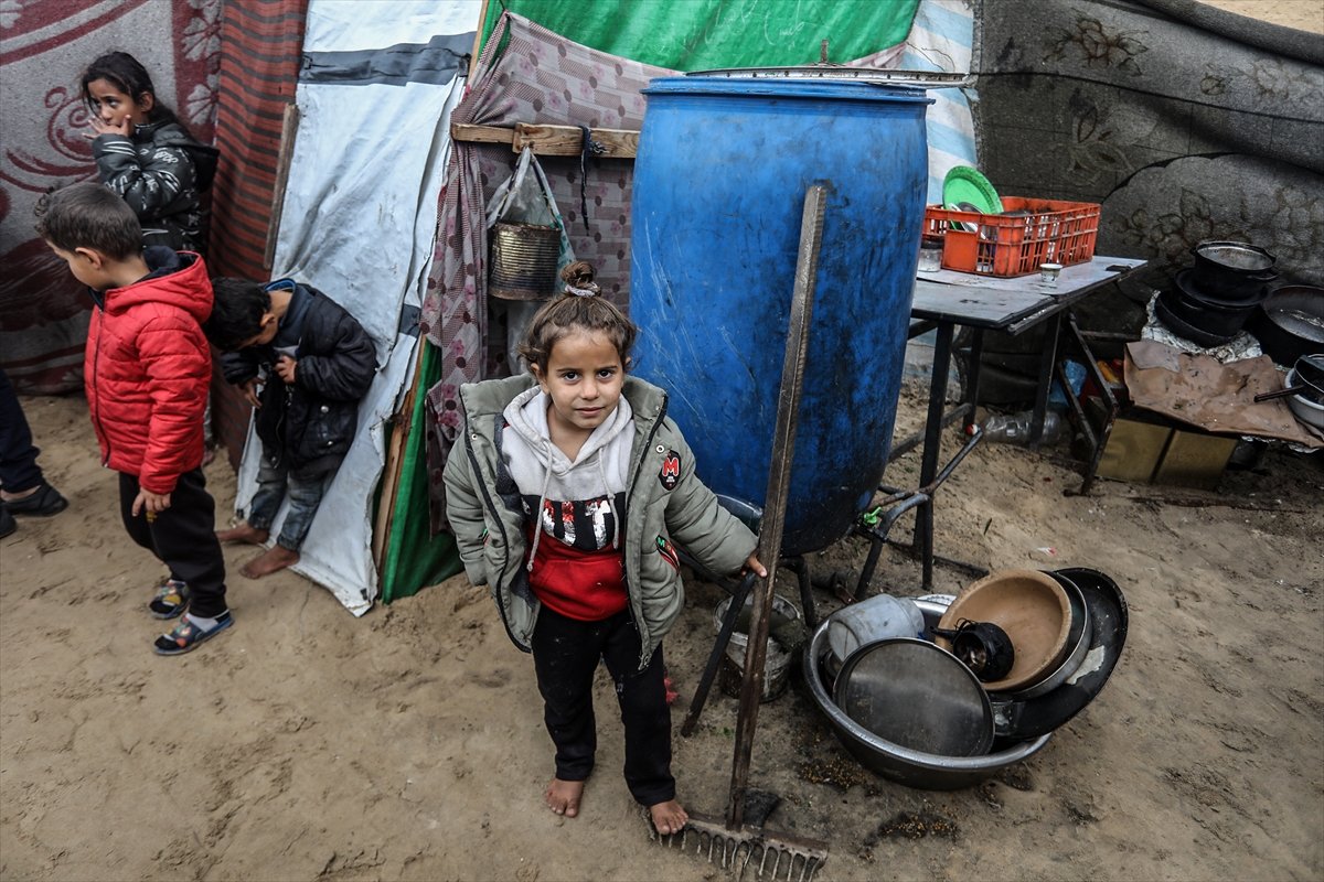 Gazze'de yaşam mücadelesi: Sahildeki çadırları deniz suyu bastı